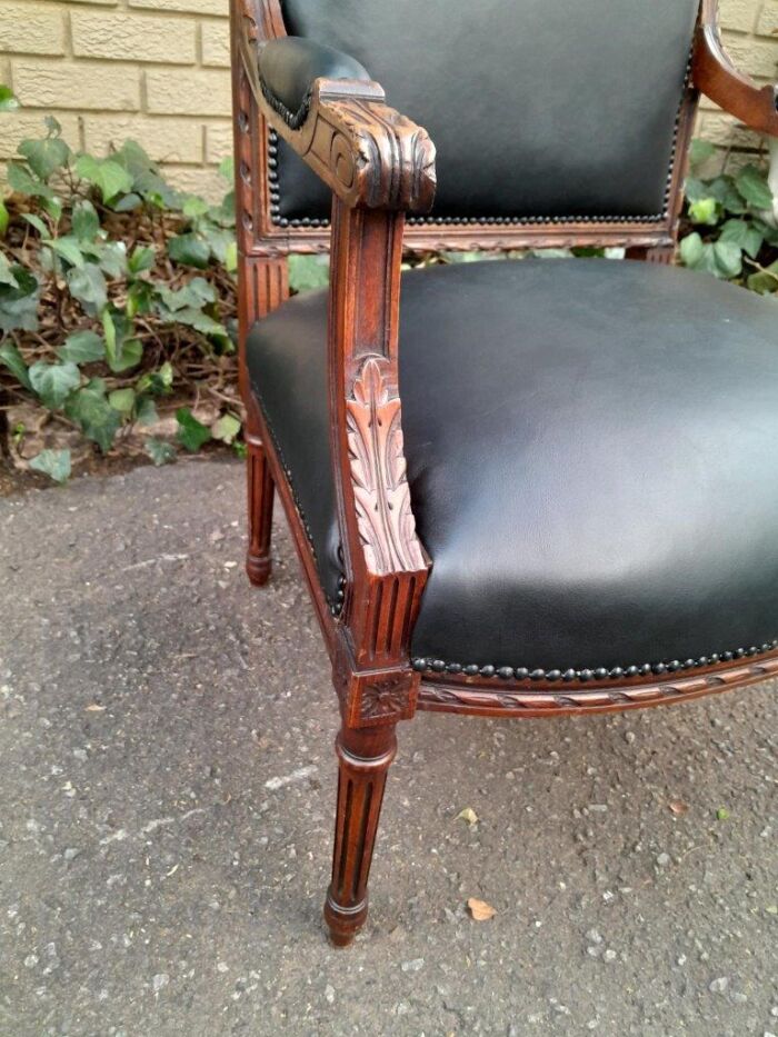 A 19th Century French Pair of Carved Walnut Armchairs Upholstered in  Leather - Image 7