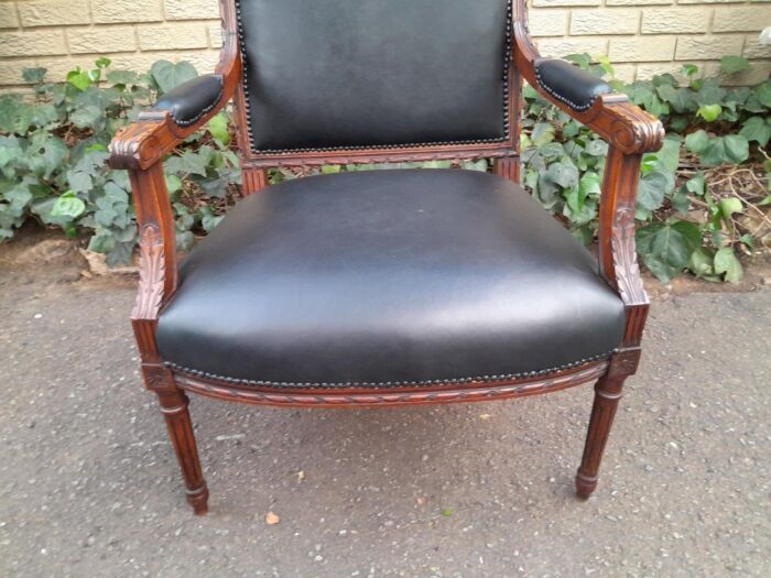 A 19th Century French Pair of Carved Walnut Armchairs Upholstered in  Leather - Image 8