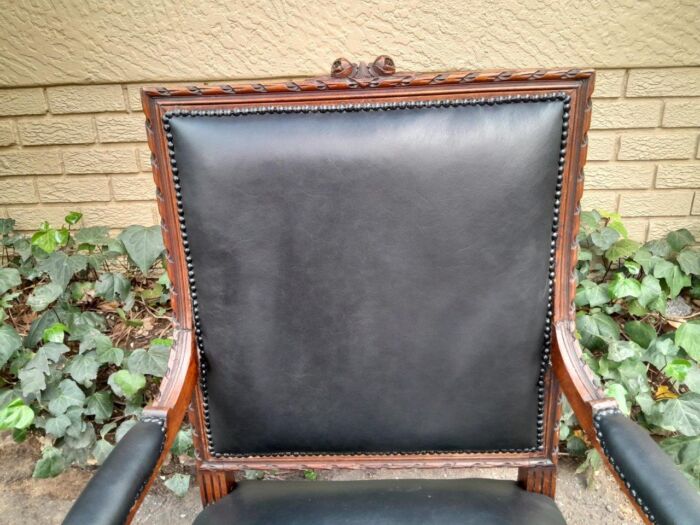 A 19th Century French Pair of Carved Walnut Armchairs Upholstered in  Leather - Image 9