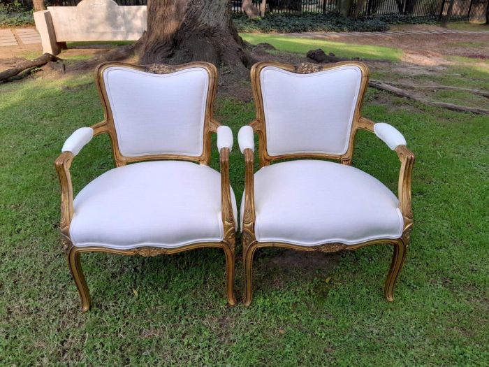 A 20th Century Circa 1920 Pair Of French Carved Giltwood Armchairs - Image 2