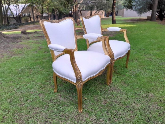 A 20th Century Circa 1920 Pair Of French Carved Giltwood Armchairs - Image 3