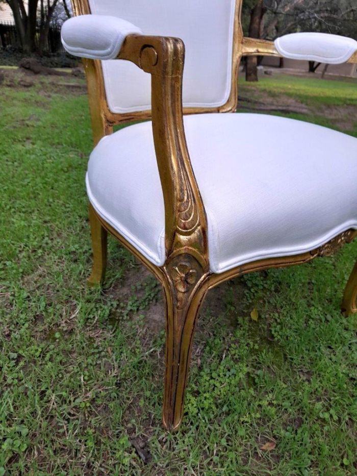 A 20th Century Circa 1920 Pair Of French Carved Giltwood Armchairs - Image 5