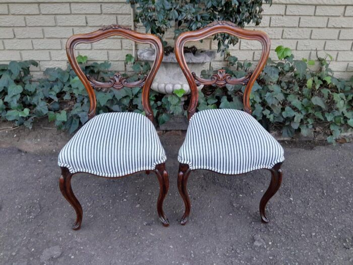 A 19th Century Circa 1880s Pair Of Victorian Mahogany Bustle Back Chairs - Image 2
