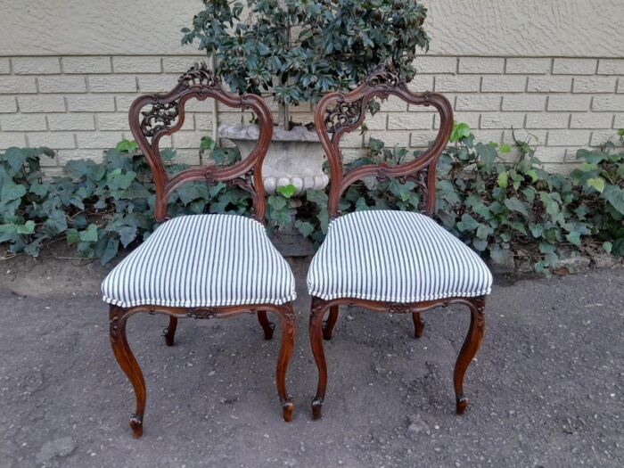 An Early 20th Century Pair Of French Carved Mahogany Chairs - Image 2
