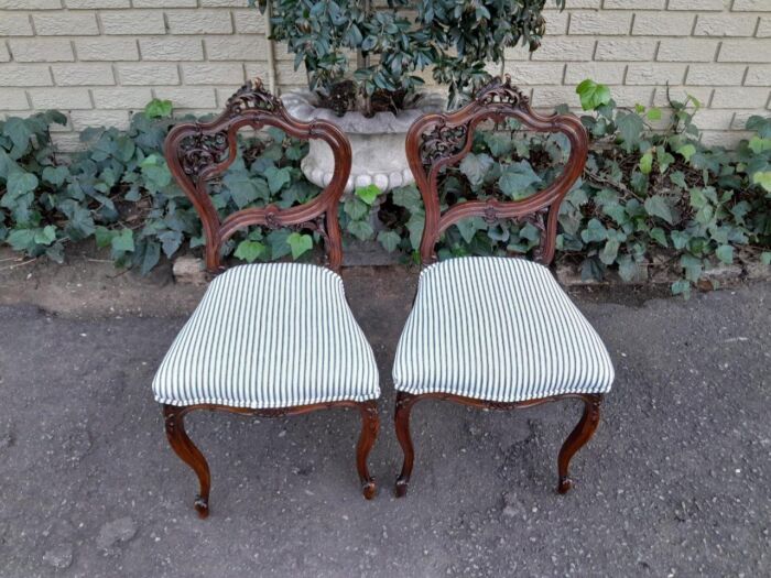 An Early 20th Century Pair Of French Carved Mahogany Chairs - Image 3