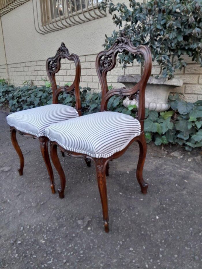 An Early 20th Century Pair Of French Carved Mahogany Chairs - Image 4