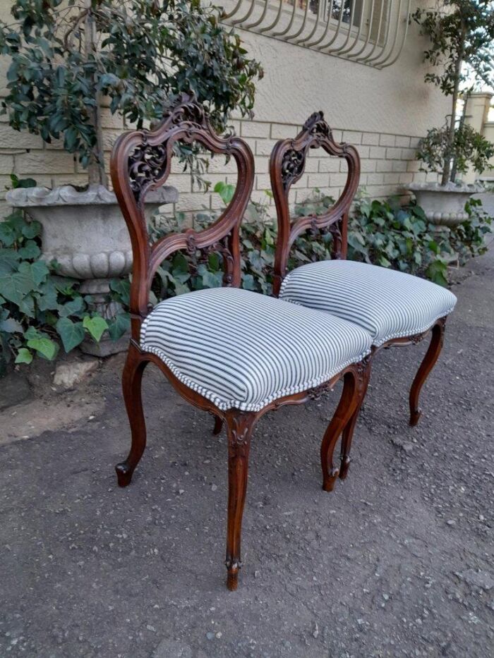 An Early 20th Century Pair Of French Carved Mahogany Chairs - Image 5