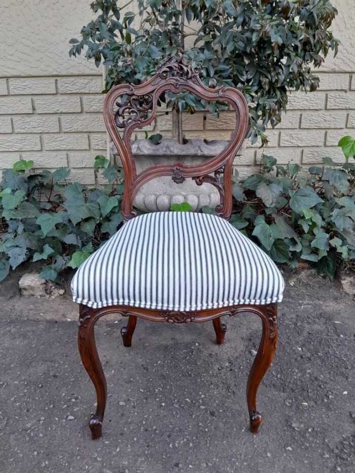 An Early 20th Century Pair Of French Carved Mahogany Chairs - Image 6
