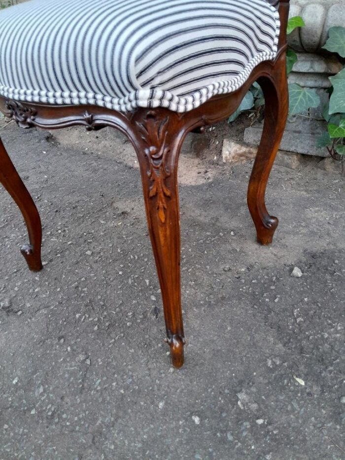 An Early 20th Century Pair Of French Carved Mahogany Chairs - Image 7