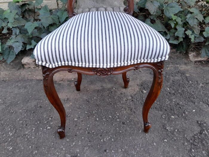 An Early 20th Century Pair Of French Carved Mahogany Chairs - Image 8
