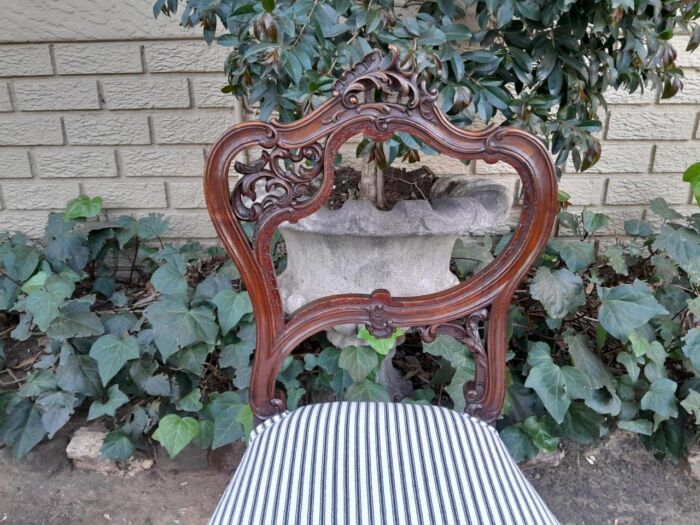 An Early 20th Century Pair Of French Carved Mahogany Chairs - Image 9