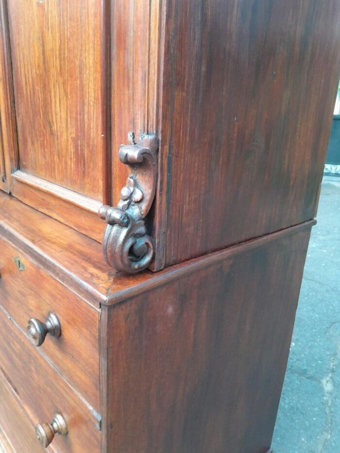 A 19TH Century Antique Victorian Mahogany Linen Press With Drawers and Shelves - Image 9