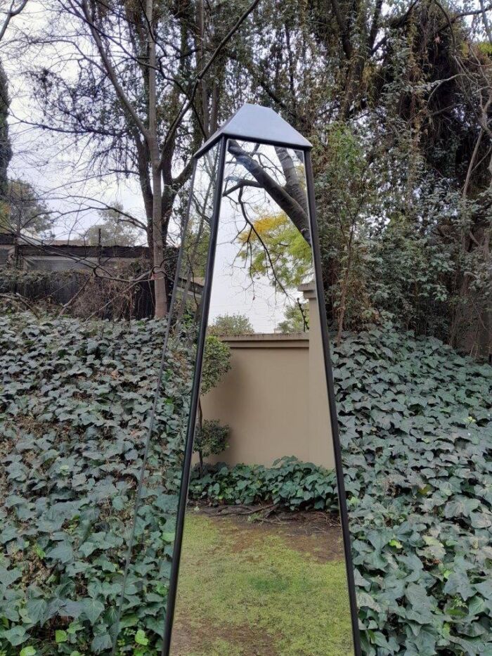 A Pair of Designer Mirror and Antique Coloured Iron Obelisks, Custom-made for The Crown Collection  - Image 7