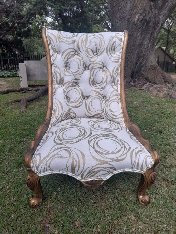 A 20th Century Pair of French Style Gilded Slipper Chairs Upholstered in a Custom Made Fabric - Image 6