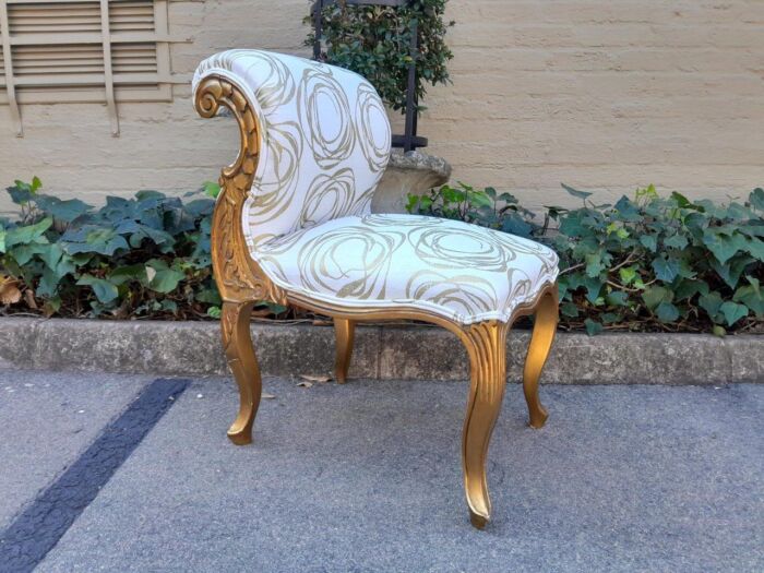 A 20TH Century Carved Giltwood Chair In A Fabric Custom Made For The Crown Collection - Image 2