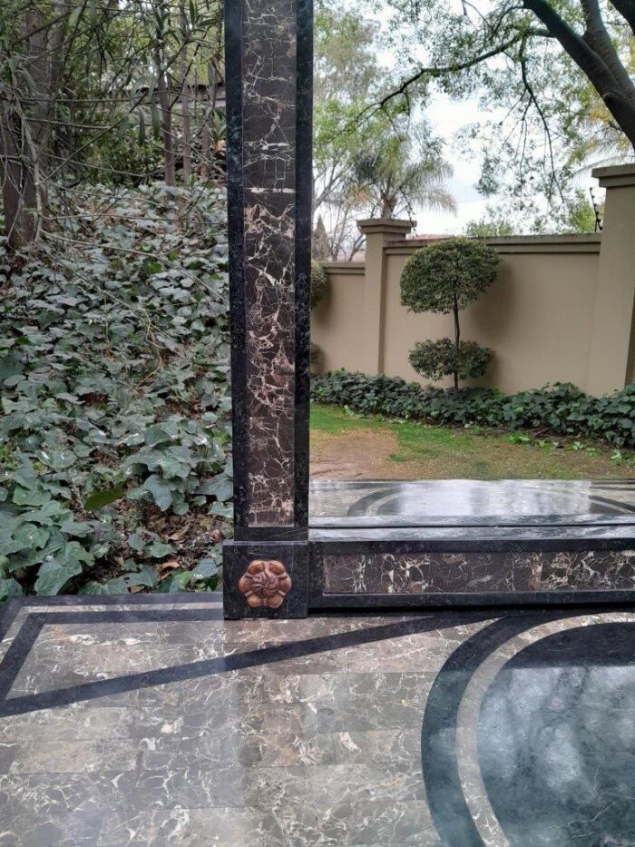 A 20TH Set of Century Maitland Smith Console Table and Mirror with Inlaid Stone Design - Image 8