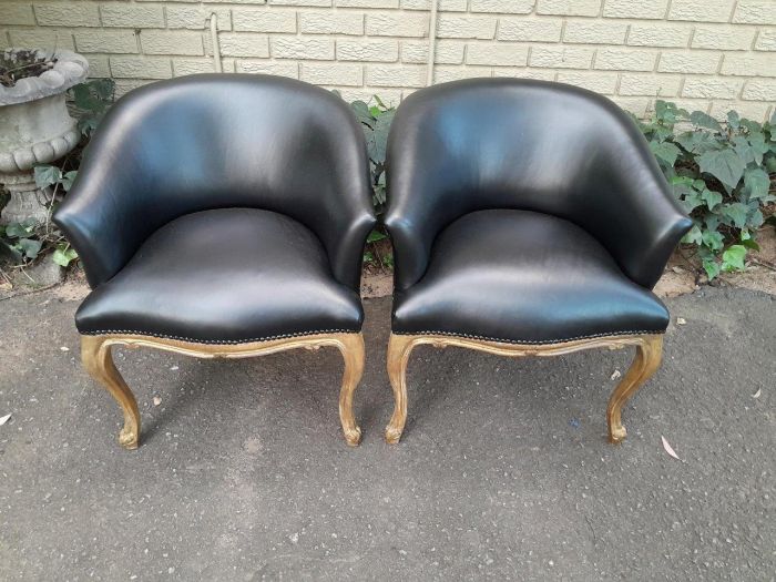 A French Style Pair of Carved Wooden and Hand-Gilded Tub Chairs Upholstered in Black Leather - Image 2