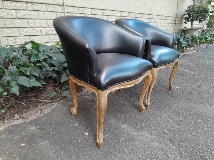 A French Style Pair of Carved Wooden and Hand-Gilded Tub Chairs Upholstered in Black Leather - Image 3