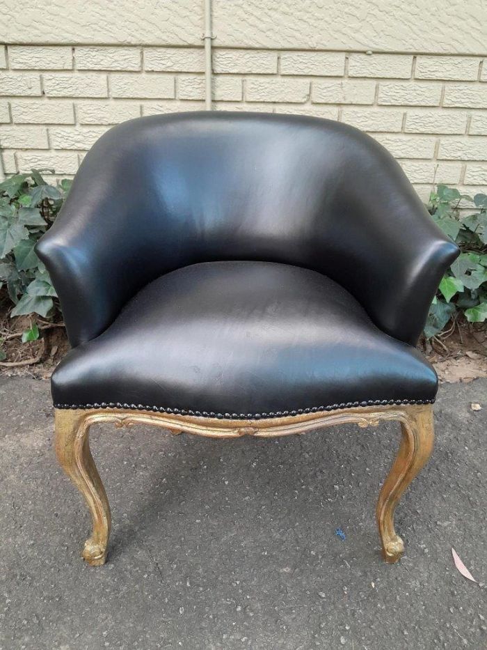 A French Style Pair of Carved Wooden and Hand-Gilded Tub Chairs Upholstered in Black Leather - Image 4