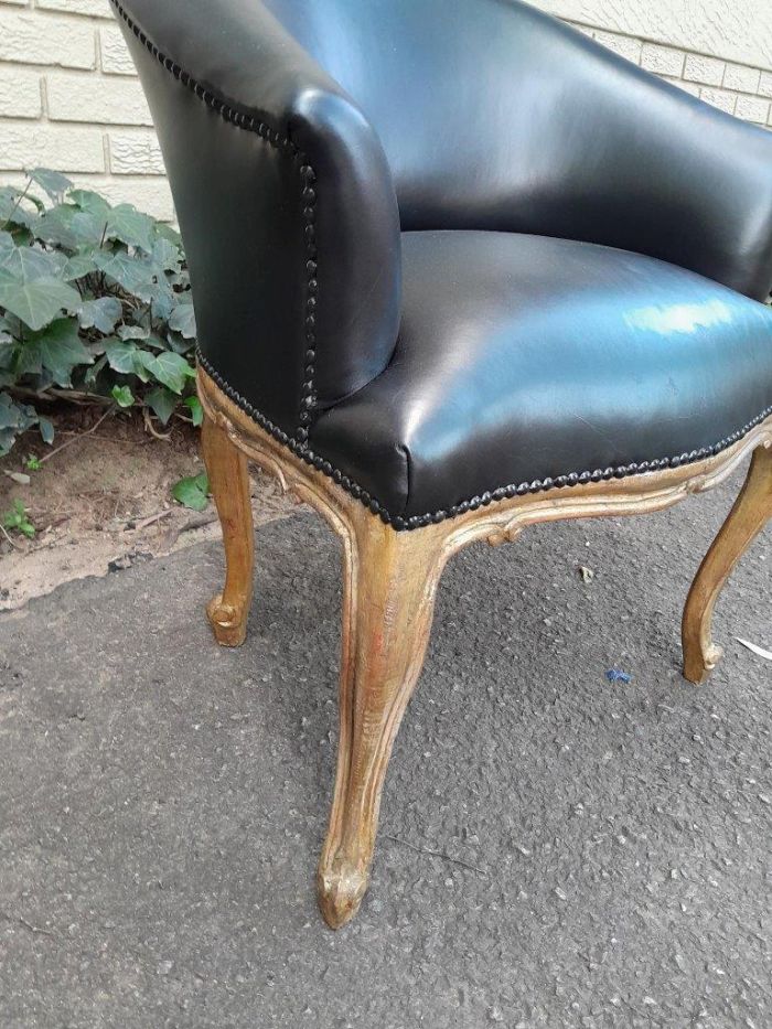 A French Style Pair of Carved Wooden and Hand-Gilded Tub Chairs Upholstered in Black Leather - Image 5