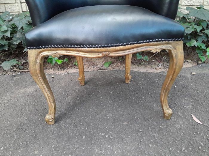 A French Style Pair of Carved Wooden and Hand-Gilded Tub Chairs Upholstered in Black Leather - Image 6
