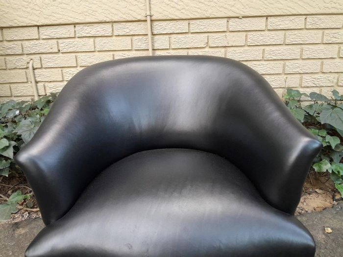 A French Style Pair of Carved Wooden and Hand-Gilded Tub Chairs Upholstered in Black Leather - Image 7