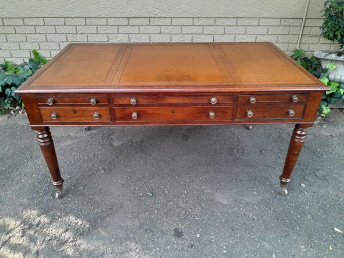 An Antique Victorian Late 19th Century Mahogany Partners Writing Table with a Gilt Tooled Leather Top  with Writing Sides with Drawers and On Castors - Image 3