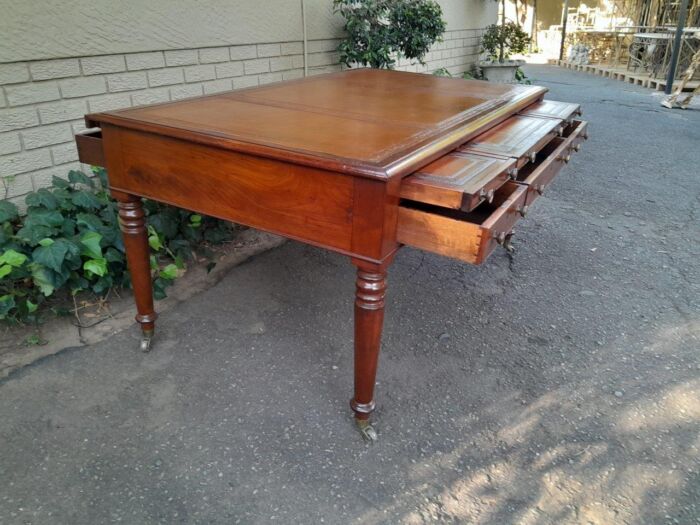 An Antique Victorian Late 19th Century Mahogany Partners Writing Table with a Gilt Tooled Leather Top  with Writing Sides with Drawers and On Castors - Image 7