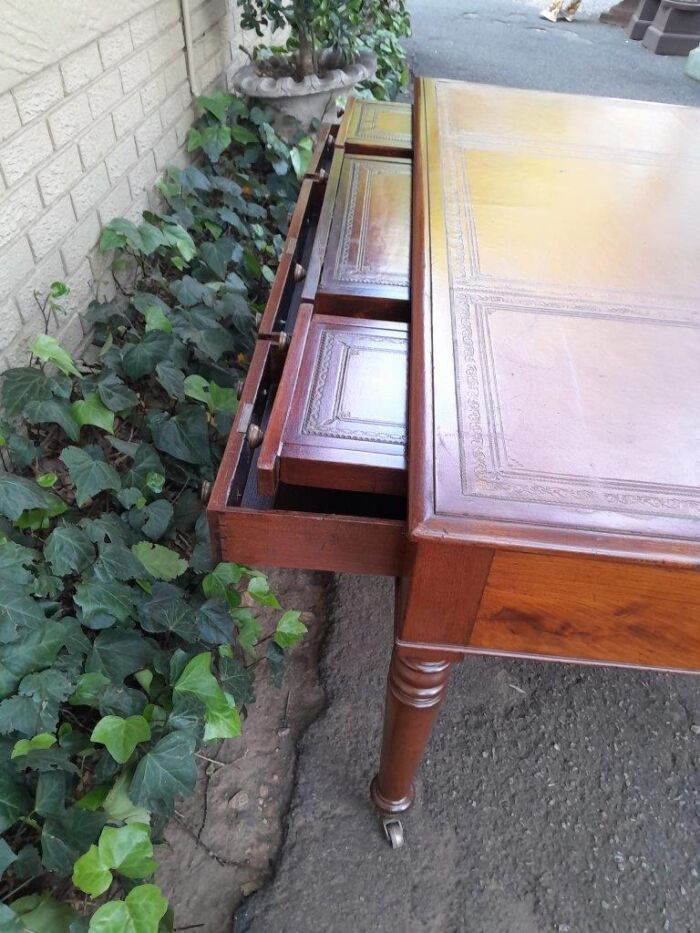 An Antique Victorian Late 19th Century Mahogany Partners Writing Table with a Gilt Tooled Leather Top  with Writing Sides with Drawers and On Castors - Image 9