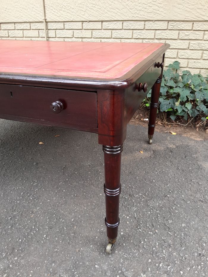 An Antique Early 19th Century George IV Mahogany Writing With Gilt Tooled Leather Top And Drawers With Brass Cap - Image 6