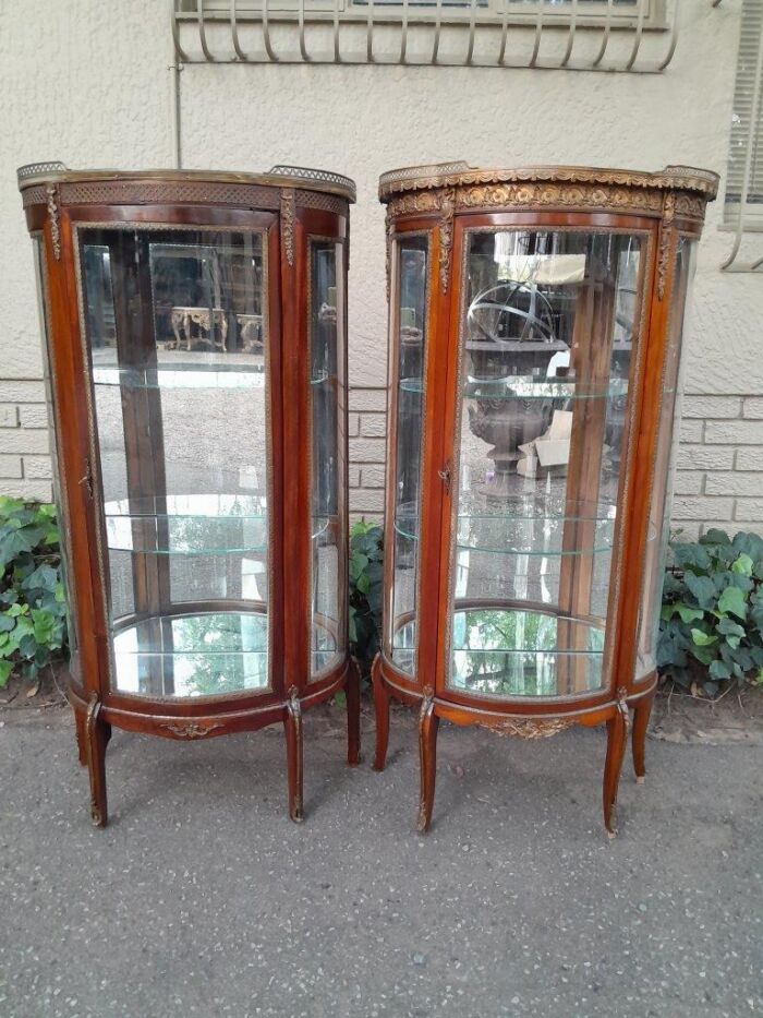 A Rare Near Pair of 20th Century French Style Vitrine / Display Demi Lune Cabinets With Brass Gallery And Fittings and Mirror Interior - Image 2