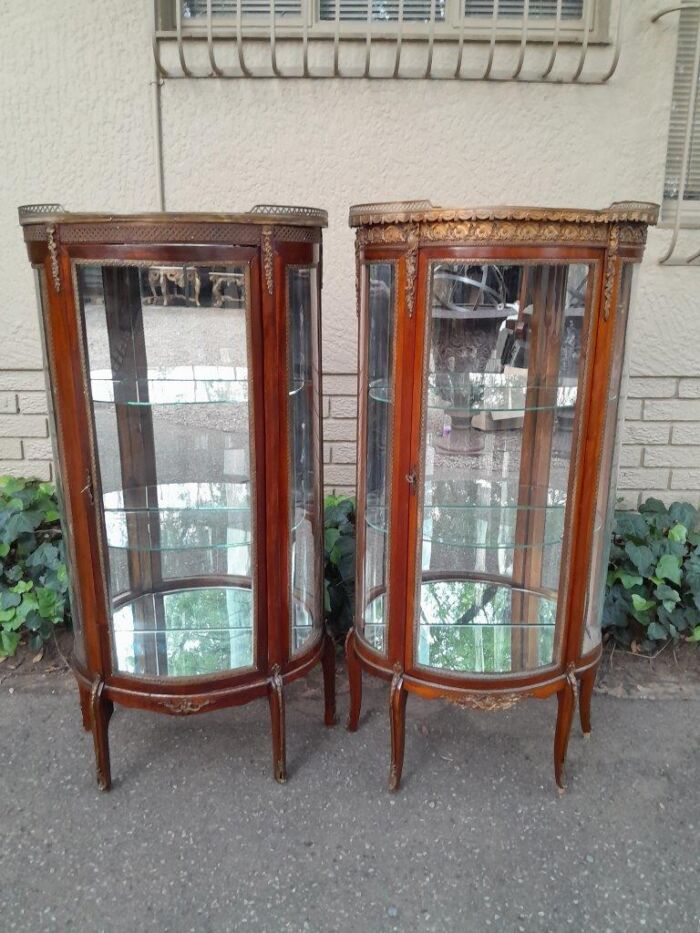A Rare Near Pair of 20th Century French Style Vitrine / Display Demi Lune Cabinets With Brass Gallery And Fittings and Mirror Interior - Image 3