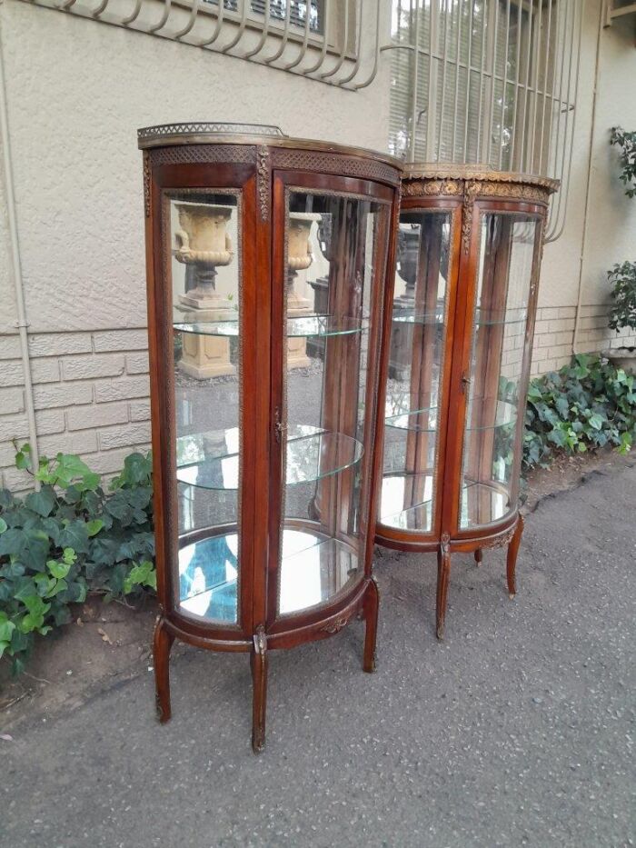 A Rare Near Pair of 20th Century French Style Vitrine / Display Demi Lune Cabinets With Brass Gallery And Fittings and Mirror Interior - Image 6