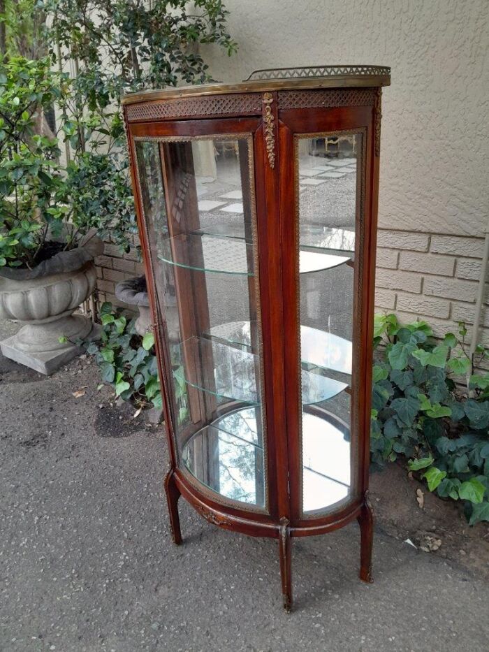 A Rare Near Pair of 20th Century French Style Vitrine / Display Demi Lune Cabinets With Brass Gallery And Fittings and Mirror Interior - Image 8