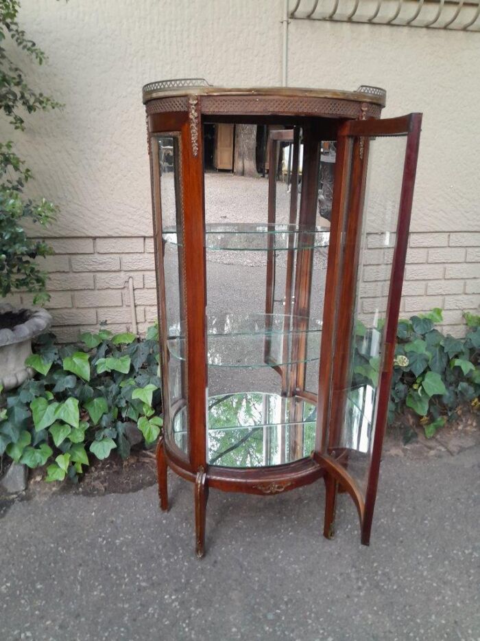 A Rare Near Pair of 20th Century French Style Vitrine / Display Demi Lune Cabinets With Brass Gallery And Fittings and Mirror Interior - Image 11