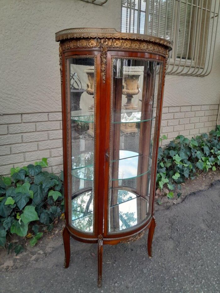 A Rare Near Pair of 20th Century French Style Vitrine / Display Demi Lune Cabinets With Brass Gallery And Fittings and Mirror Interior - Image 14