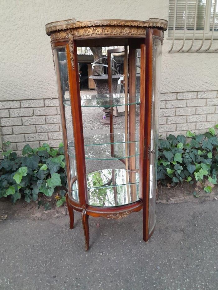 A Rare Near Pair of 20th Century French Style Vitrine / Display Demi Lune Cabinets With Brass Gallery And Fittings and Mirror Interior - Image 18