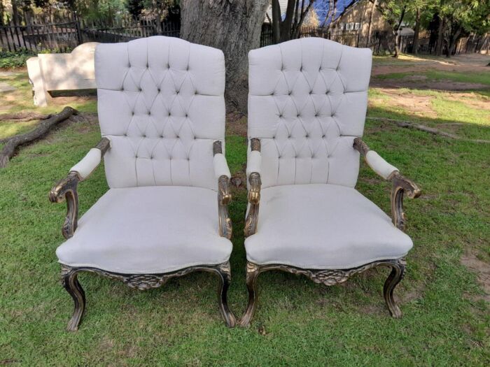 A 20th Century Pair Of French Style Carved And Giltwood High-Back Chairs In Leather - Image 2