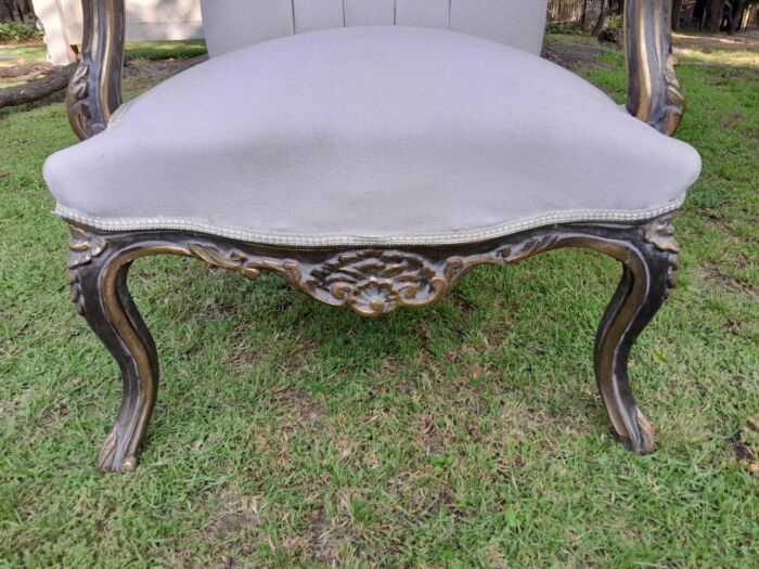 A 20th Century Pair Of French Style Carved And Giltwood High-Back Chairs In Leather - Image 3