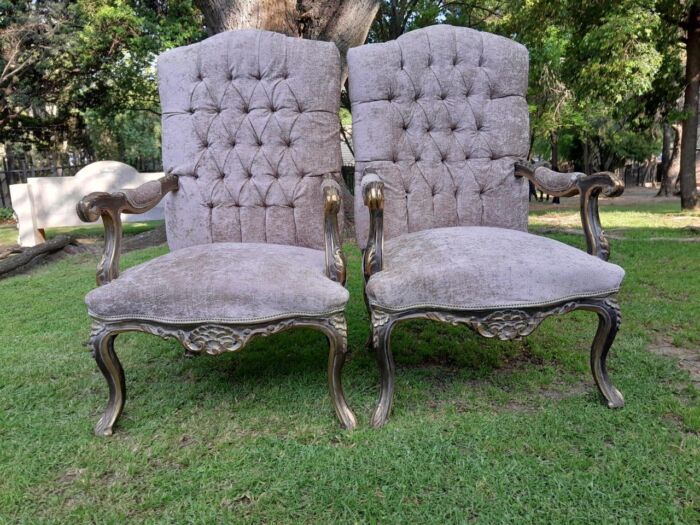 A 20th Century Pair Of French Style Carved And Giltwood High-Back Chairs In Leather - Image 6