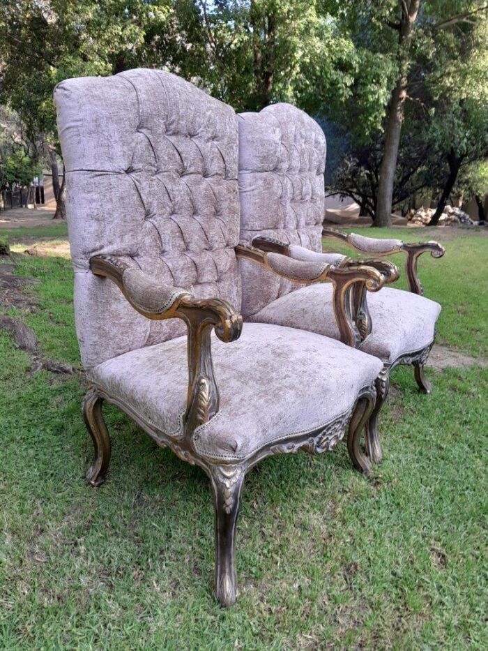 A 20th Century Pair Of French Style Carved And Giltwood High-Back Chairs In Leather - Image 7