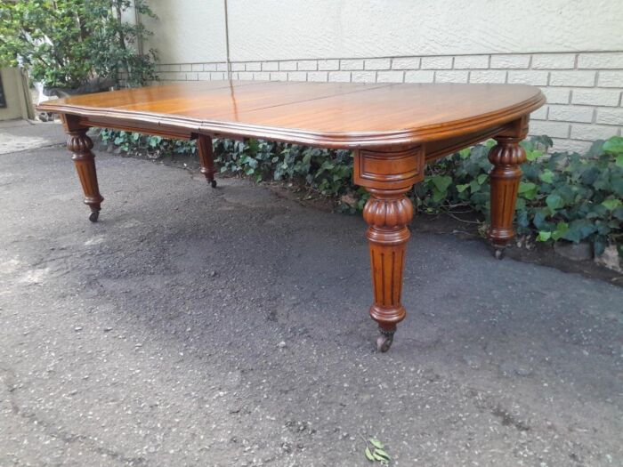 An Antique Victorian Mahogany Extension Dining Table With Original Porcelain Castors (Three Extensions) - Image 3