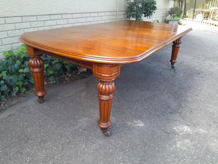 An Antique Victorian Mahogany Extension Dining Table With Original Porcelain Castors (Three Extensions) - Image 4