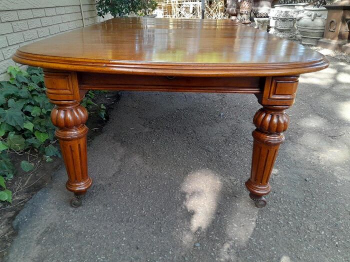 An Antique Victorian Mahogany Extension Dining Table With Original Porcelain Castors (Three Extensions) - Image 5