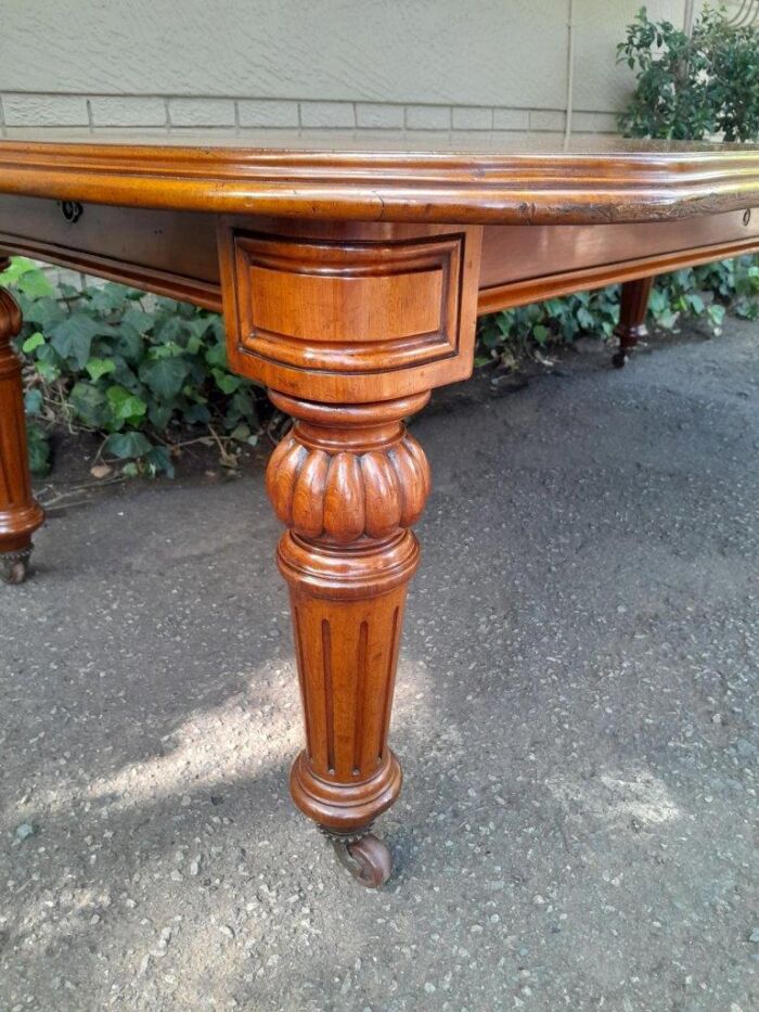 An Antique Victorian Mahogany Extension Dining Table With Original Porcelain Castors (Three Extensions) - Image 6