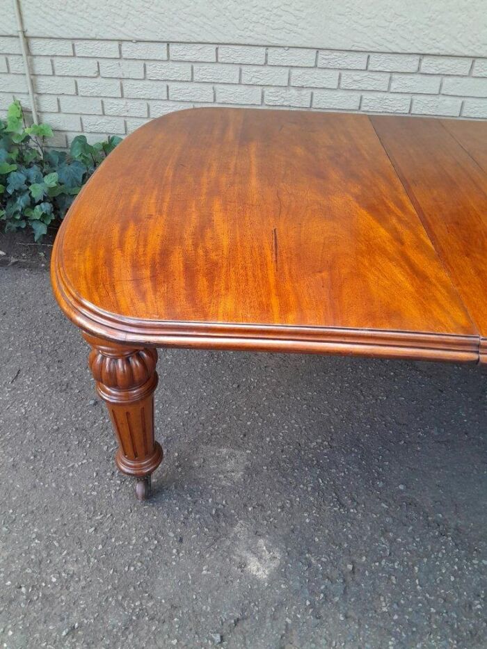 An Antique Victorian Mahogany Extension Dining Table With Original Porcelain Castors (Three Extensions) - Image 7