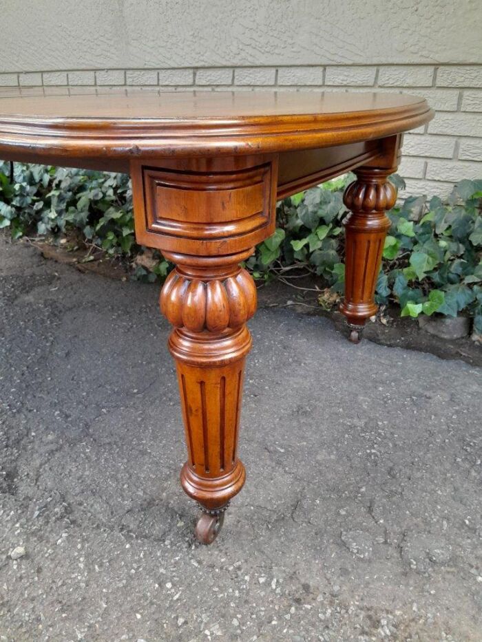 An Antique Victorian Mahogany Extension Dining Table With Original Porcelain Castors (Three Extensions) - Image 8