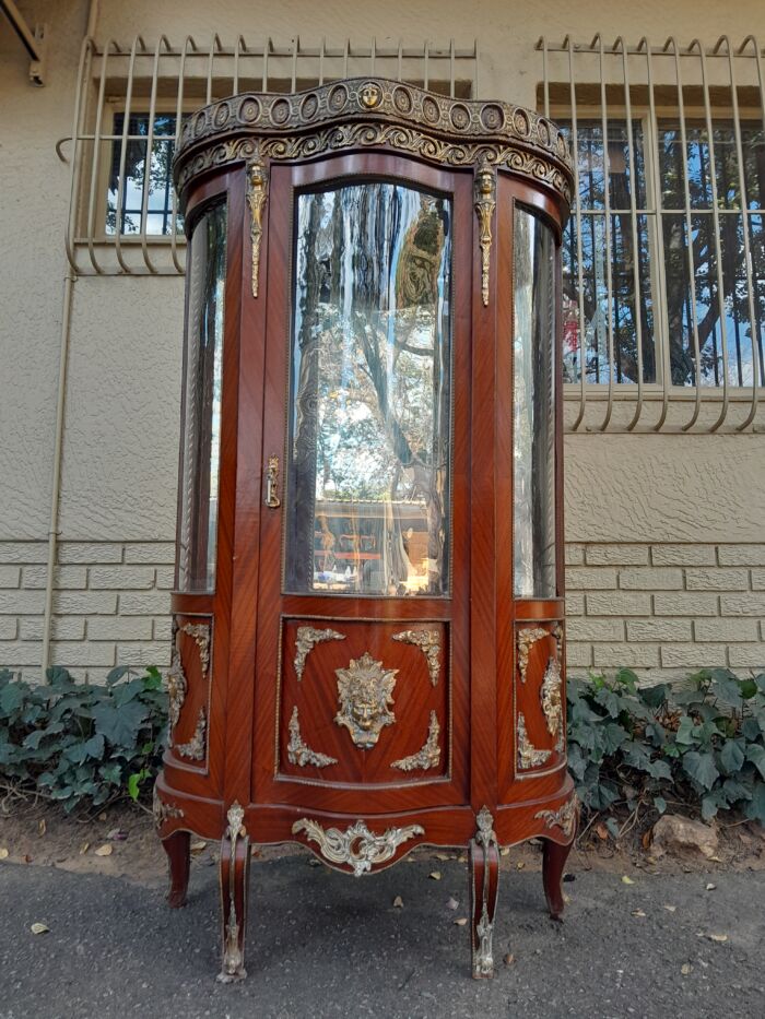 An Antique 20th Century French Ornate Style Mahogany Vitrine with Metal Mounts - Image 3