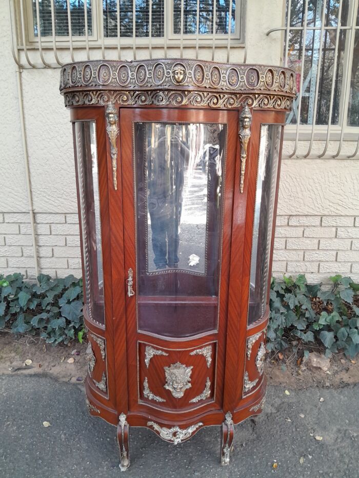 An Antique 20th Century French Ornate Style Mahogany Vitrine with Metal Mounts - Image 4