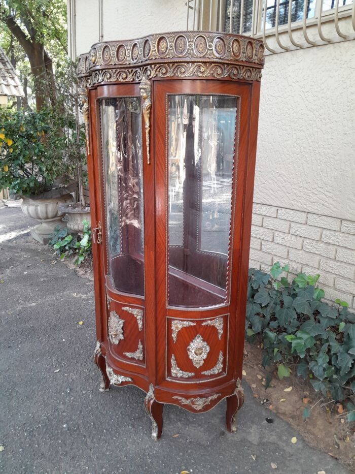 An Antique 20th Century French Ornate Style Mahogany Vitrine with Metal Mounts - Image 5
